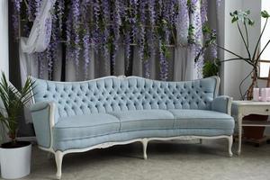 stor soffa dekorerad med blommor. bröllopsfoto zon. foto