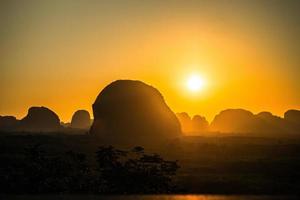 landskap berg med solnedgång i krabi thailand foto