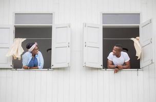 glada afroamerikanska par vid fönstret, lycka familj koncept foto