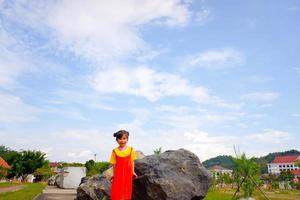 härlig flicka bär gul-orange outfit gokowa outfit, mugunghwa i en offentlig park. flickor och tonåring mode klänning. foto