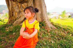 härlig flicka bär gul-orange outfit gokowa outfit, mugunghwa i en offentlig park. flickor och tonåring mode klänning. foto