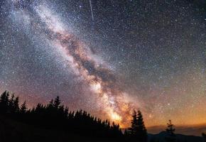 fantastisk vinter meteordusch och de snöklädda bergen foto