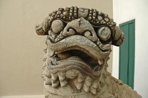 forntida kinesiska stenlejon snidade för hand foto