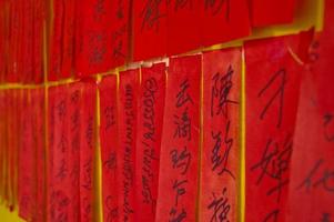 handskrivna kinesiska kalligrafiska tecken på röda taggar foto