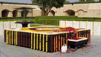 gandhis minnesgravsten i rajghat, delhi, Indien foto