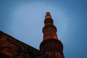 qutub minar- qutab minar road, delhi bild kvällsvy foto