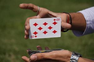spelkort i hand - poker koncept foto