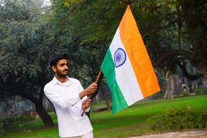 indisk pojke med indiska flaggan bild 26 januari republikens dag bilder foto