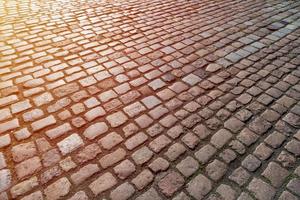 kakel textur. mönster av antiktysk kullersten i stadens centrum. små gatstenar i granit. antikgrå trottoarer. foto