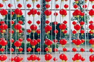 lampa kinesiskt nyår i det kinesiska landet ljusa färger i rött kinesiskt nyår koncept foto