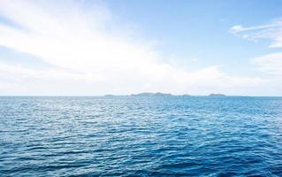 det vackra havet och de vackra bergen, området för turister att besöka skönheten foto