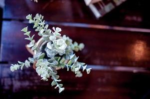 kontorsbord och dekorativa blommor foto