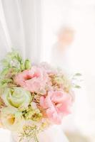 färgglada rosa och ljusgröna blomsterarrangemang knutna till en båge i en bröllopsceremoni foto
