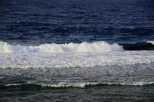 vackra vågor i havet foto