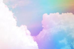 skönhet söt pastell gul blå färgglad med fluffiga moln på himlen. flerfärgad regnbågsbild. abstrakt fantasi växande ljus foto