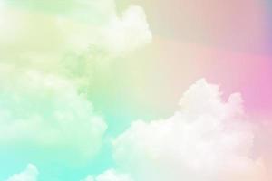 skönhet söt pastell röd grön färgglad med fluffiga moln på himlen. flerfärgad regnbågsbild. abstrakt fantasi växande ljus foto