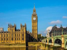 hdr westminster bridge och parlamentets hus i london foto