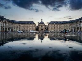 bordeaux, Frankrike, 2016. miroir d'eau på place de la bourse i bordeaux foto