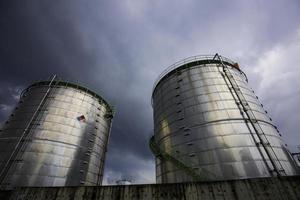 kemisk industri tank lagring gård isolering tanken. foto