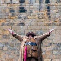 hagrid underhållande folkmassorna på Alnwick castle foto