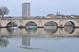 romerska bron i rimini foto