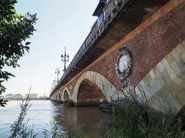 bordeaux, Frankrike, 2016. pont de pierre över floden Garonne i bordeaux foto