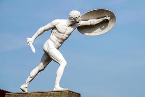 berlin, tyskland, 2014. staty av en naken manlig krigare vid palatset charlottenburg i berlin foto