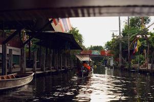 bangkok kanaler med båtar foto