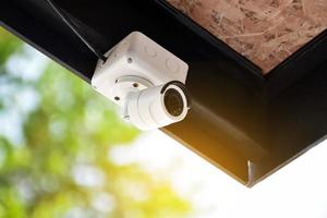 mini CCTV-kameror installerade på väggen utanför huset för att spela in och göra säkerhet hemma när husägaren vistades utanför, mjukt och selektivt fokus på CCTV-kameror. foto