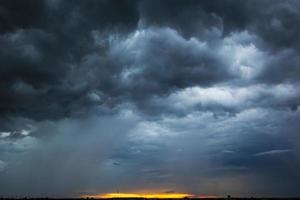 den mörka himlen hade moln samlat till vänster och en stark storm innan det regnade. foto