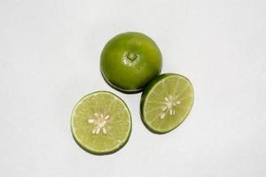 lime odlas året runt i tropiska klimat och är vanligtvis mindre och mindre sura än citroner. foto