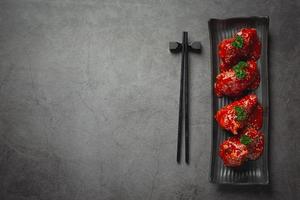 kyckling stekt i kryddig sås i koreansk stil foto