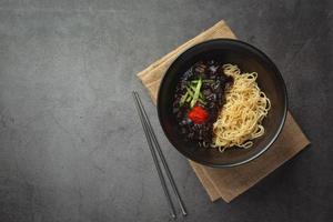 koreansk mat. jajangmyeon eller nudel med jäst sås av svarta bönor foto