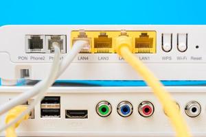 hem trådlös router med Ethernet-kablar anslutna på blå bakgrund, närbild foto