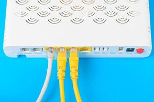 Internetmodem routernav med en kabel ansluten på blå bakgrund foto
