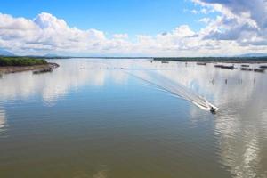 landskap av floden med en motorbåt och en blå himmel. foto
