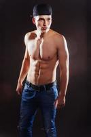 porträtt av en fitness man med naken överkropp foto