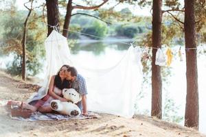 gravid kvinna med sin man på picknick foto