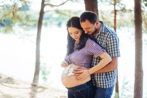 lycklig familj väntar på sitt barn foto