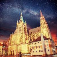 prag st. vitus katedral. nattetid stjärnhimmel foto