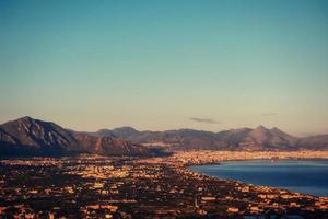 vårpanorama över havskustens stadspark. sicilien, italien, europa foto