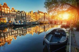 amsterdam kanal vid solnedgången. foto