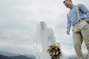 fotografering av brudparet i bergen. bröllopsfoto i boho stil. foto