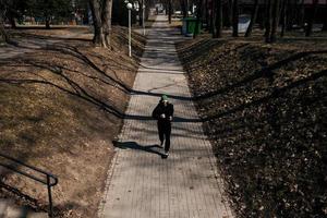 sportig man i att springa i parken. foto