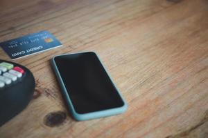 smart telefon kreditkort och betalningsmaskin på bordet med kopia utrymme, online betalning koncept foto