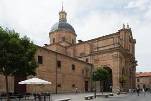 utsikt över kyrkan la purisima och agustiine-klostret i Salamanca, Spanien. vacker stenbyggnad i barockstil. foto