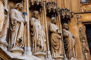 statyer av människor vid katedralen i tarragona foto