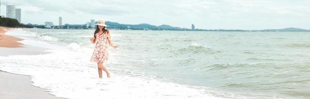 asiatisk kvinna koppla av på stranden foto