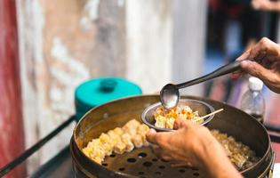 kinesiska dumplings i bangkok chainatown foto