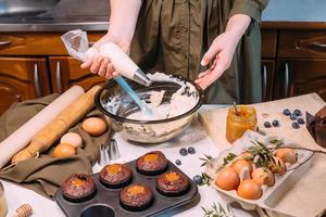 process att göra hemlagad choklad cupcake med grädde foto